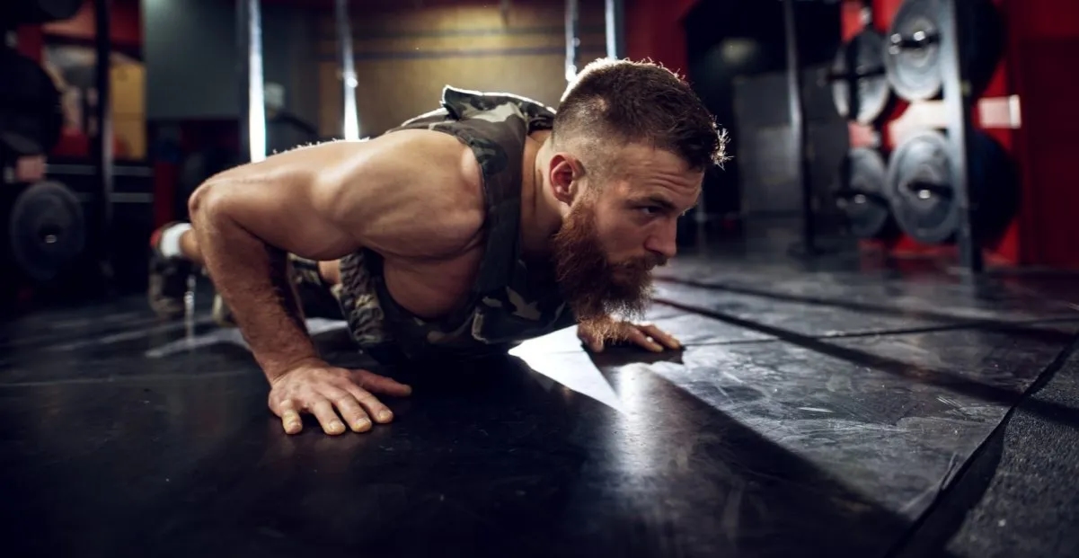 Skuteczna rozgrzewka przed pompkami, która zapobiegnie kontuzjom