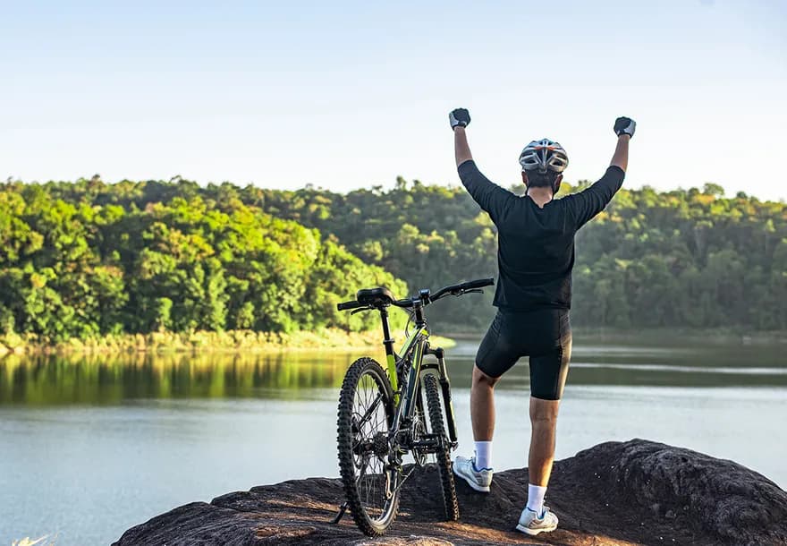 Czy jazda na rowerze wzmacnia kręgosłup? Oto prawda, którą musisz znać