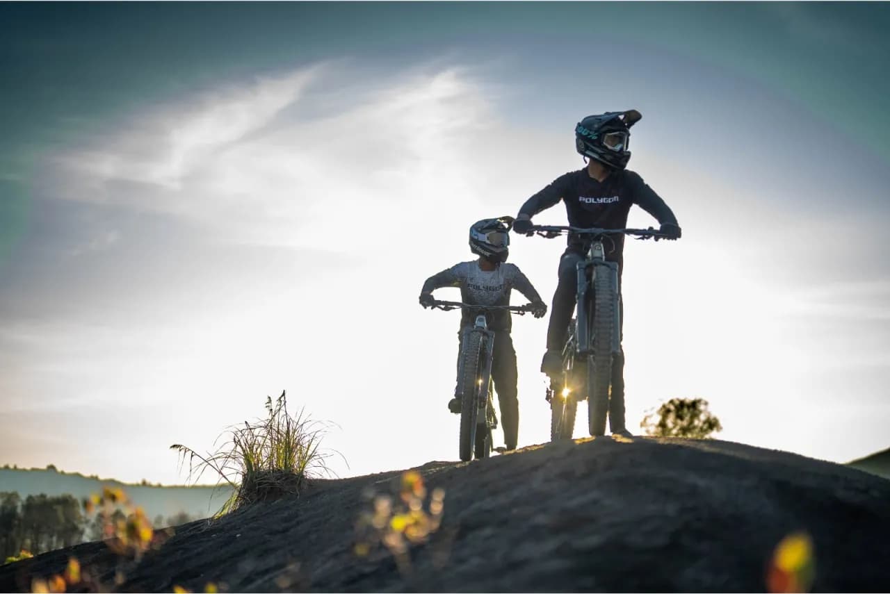 Czy można jechać rowerem obok siebie? Przepisy i bezpieczeństwo na drodze